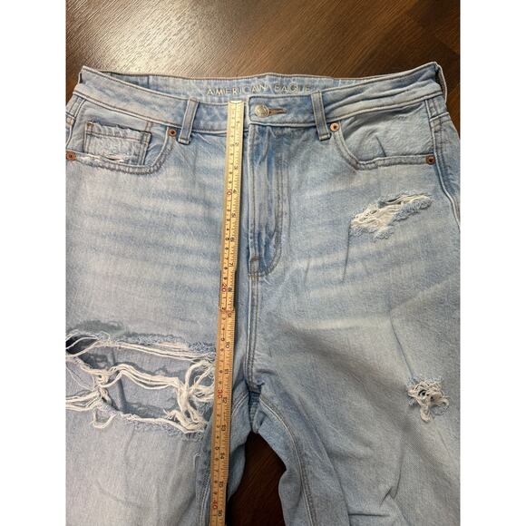 American Eagle Distressed High Rise Mom Jeans Light Wash Casual Festival Sz 10 - Picture 4 of 7